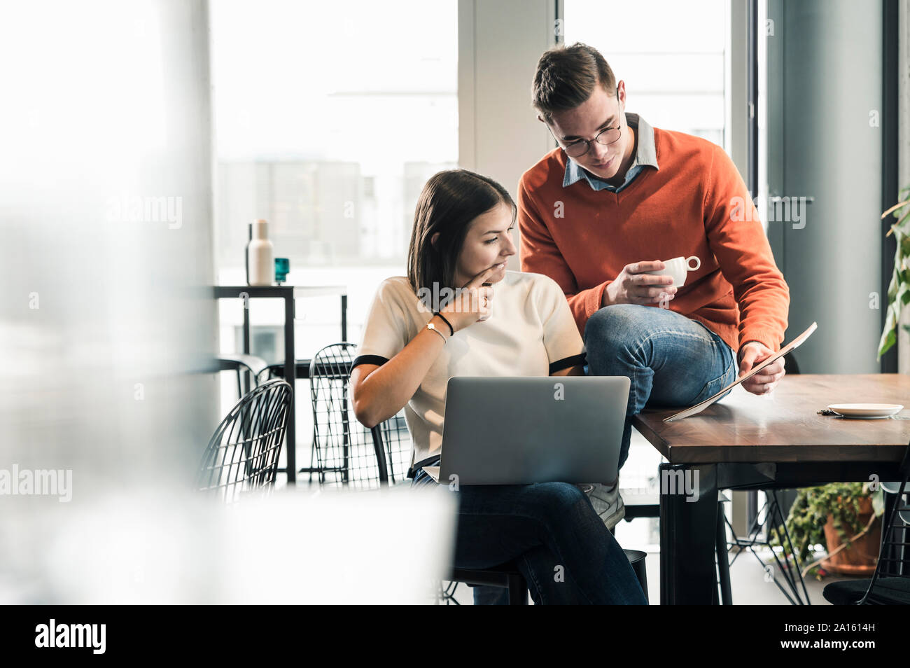 Casual uomo d affari e Donna con notebook riunione in ufficio Foto Stock