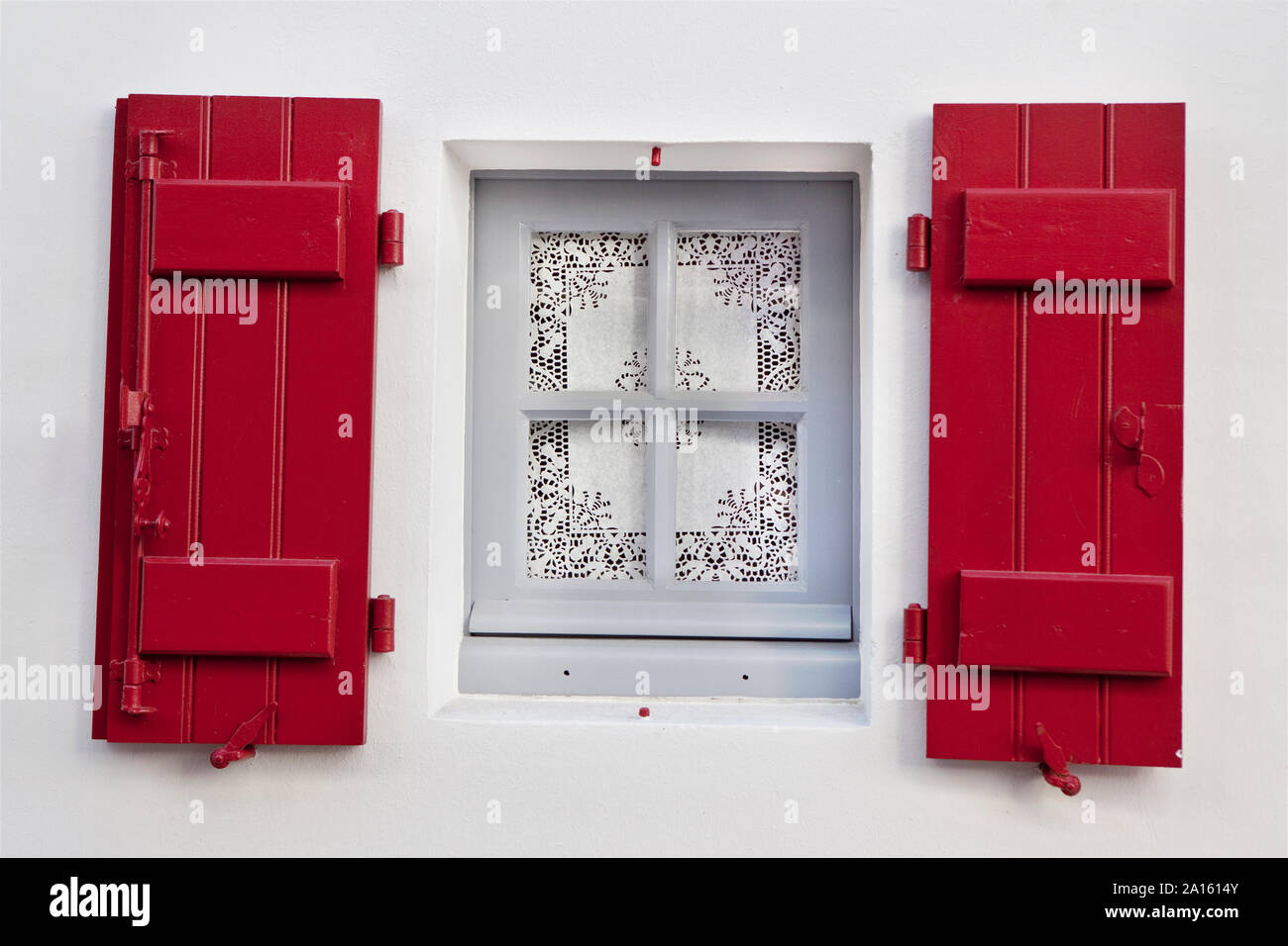 Finestra di vintage e persiane rosse su una facciata nel Paese basco francese Foto Stock