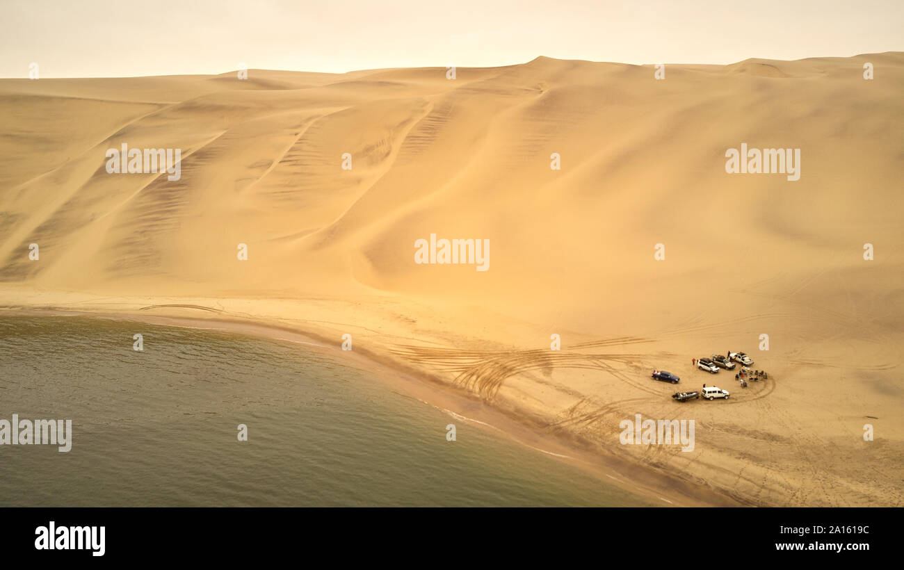 Vista aerea della spedizione di auto 4x4, da Tombua a Foz de Cunene, Angola, Africa Foto Stock