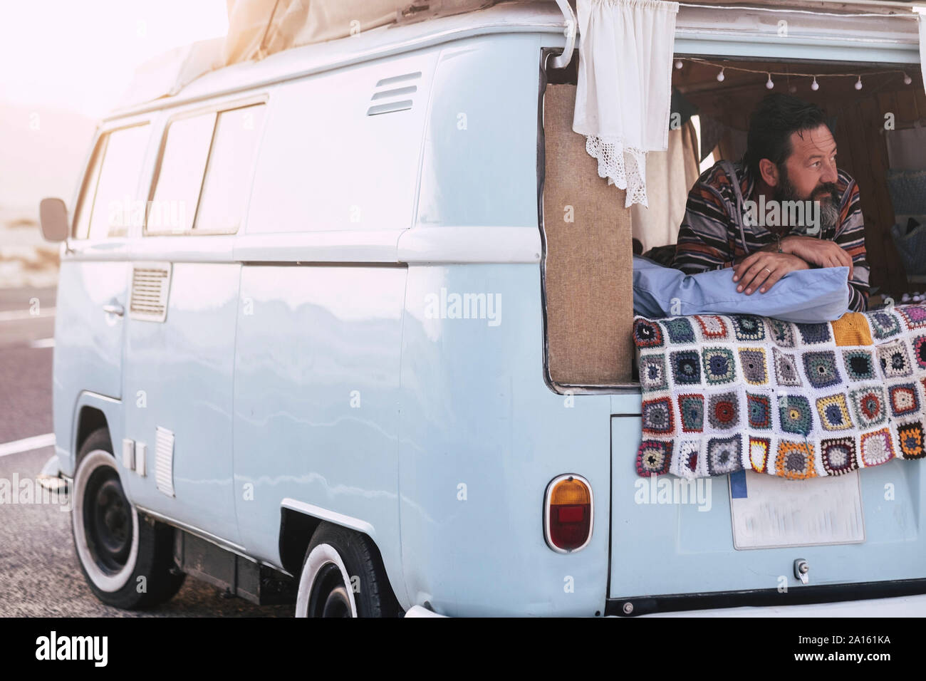 Uomo maturo giacente in van Foto Stock