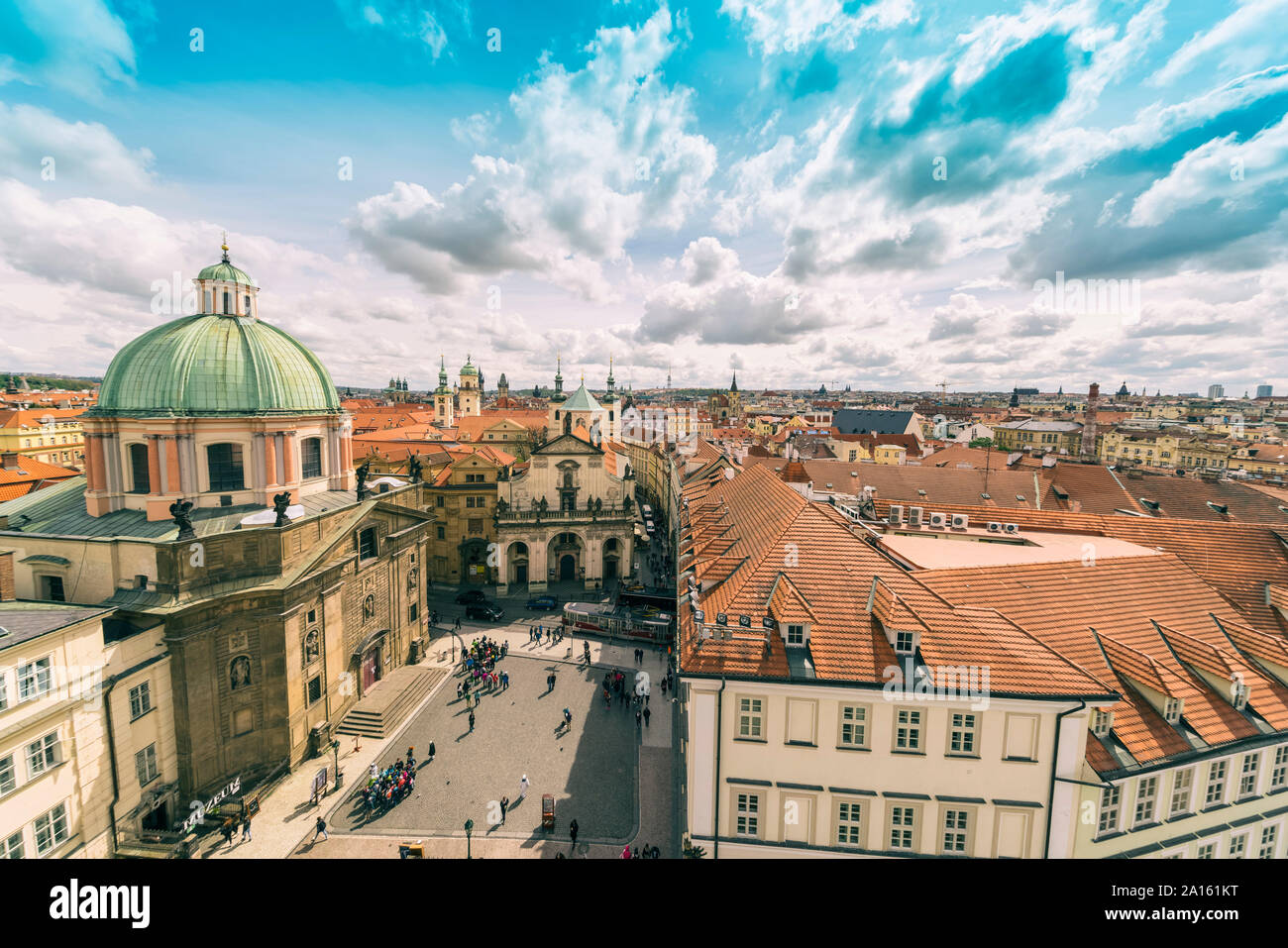 Vista alla chiesa di St Salvator, Chiesa di San Francesco e Charles Bridge Museum, Praga, Repubblica Ceca Foto Stock