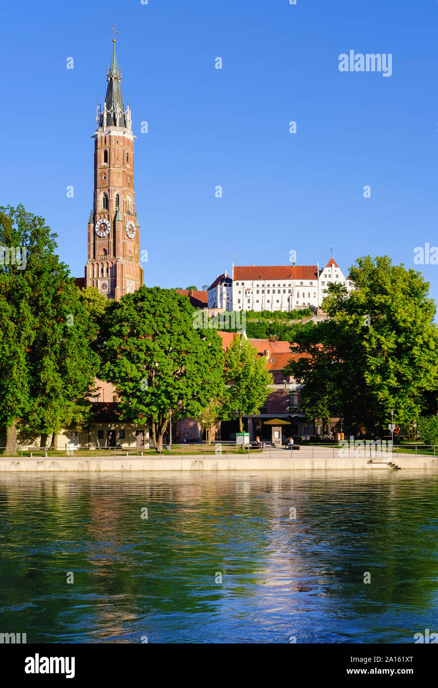 Chiesa di San Martino e il Castello Trausnitz con il fiume Isar, Landhut, Bassa Baviera, Germania Foto Stock