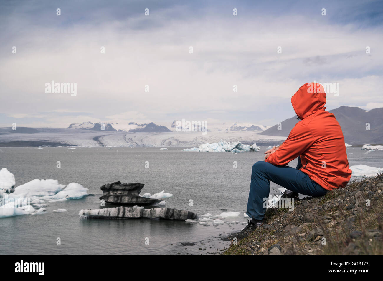 Uomo maturo guardando il ghiacciaio Vatnajokull, Islanda Foto Stock