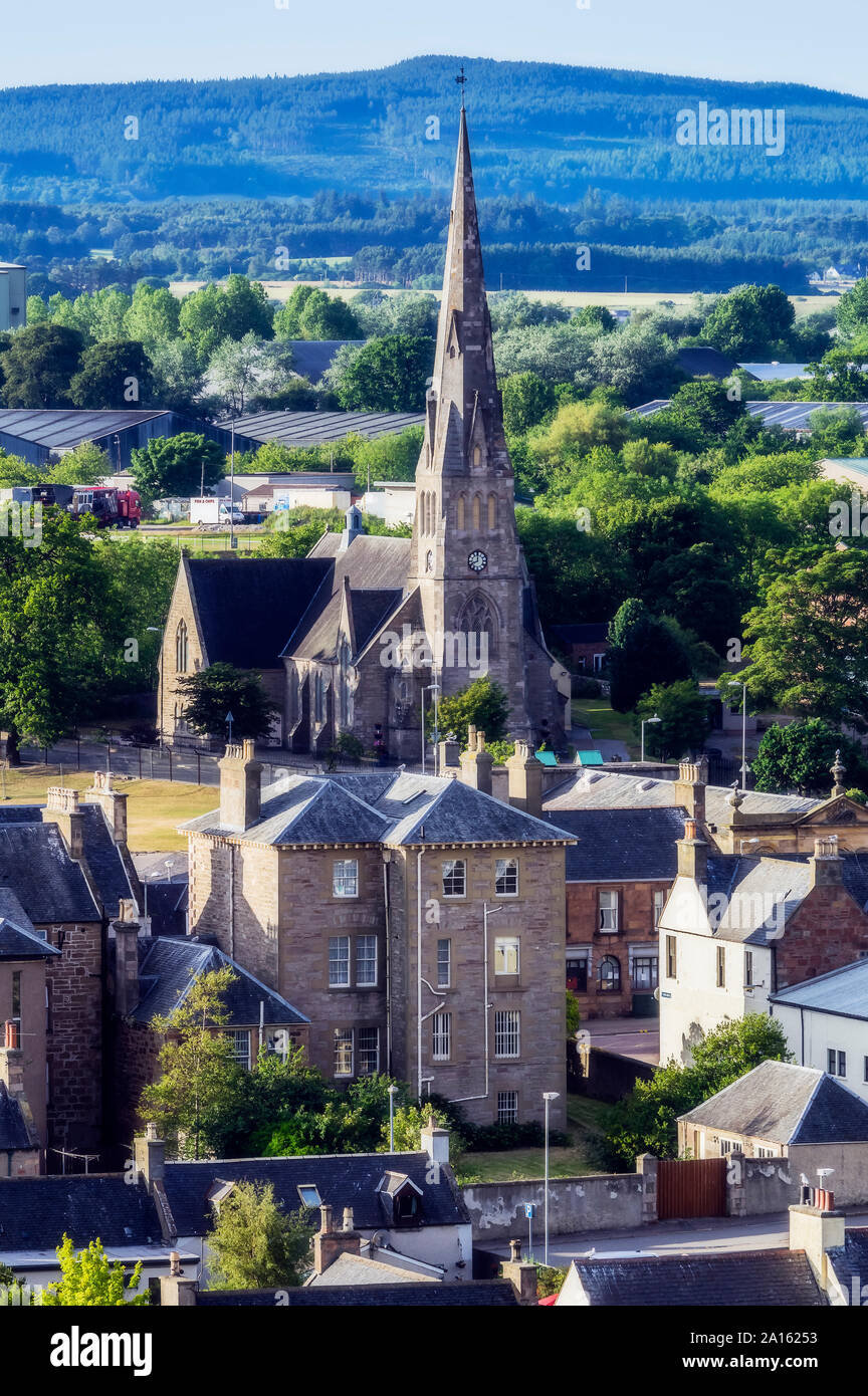 Regno Unito, Scozia, Invergordon, cityview con la chiesa Foto Stock