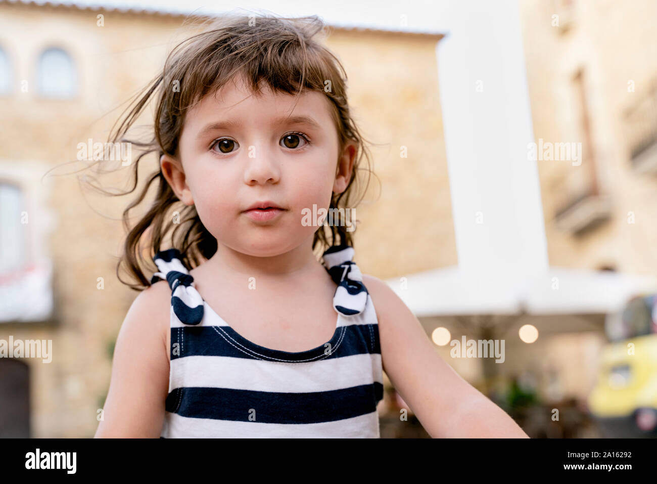 Ritratto di carino bambina in estate indossa un abito a strisce Foto Stock