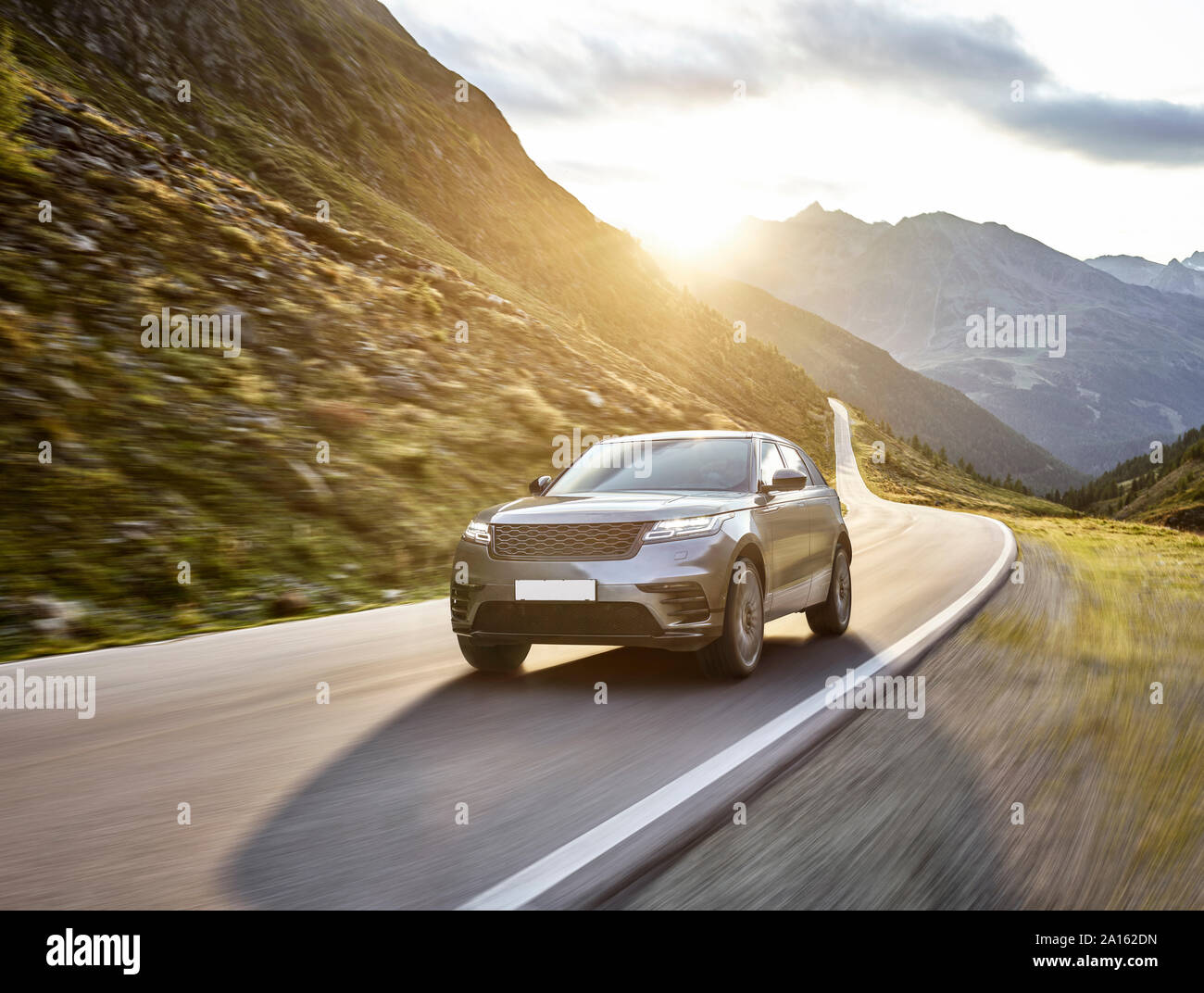 Sport Utility Vehicle sulla grande strada alpina, Passo Rombo, Tirolo, Austria Foto Stock