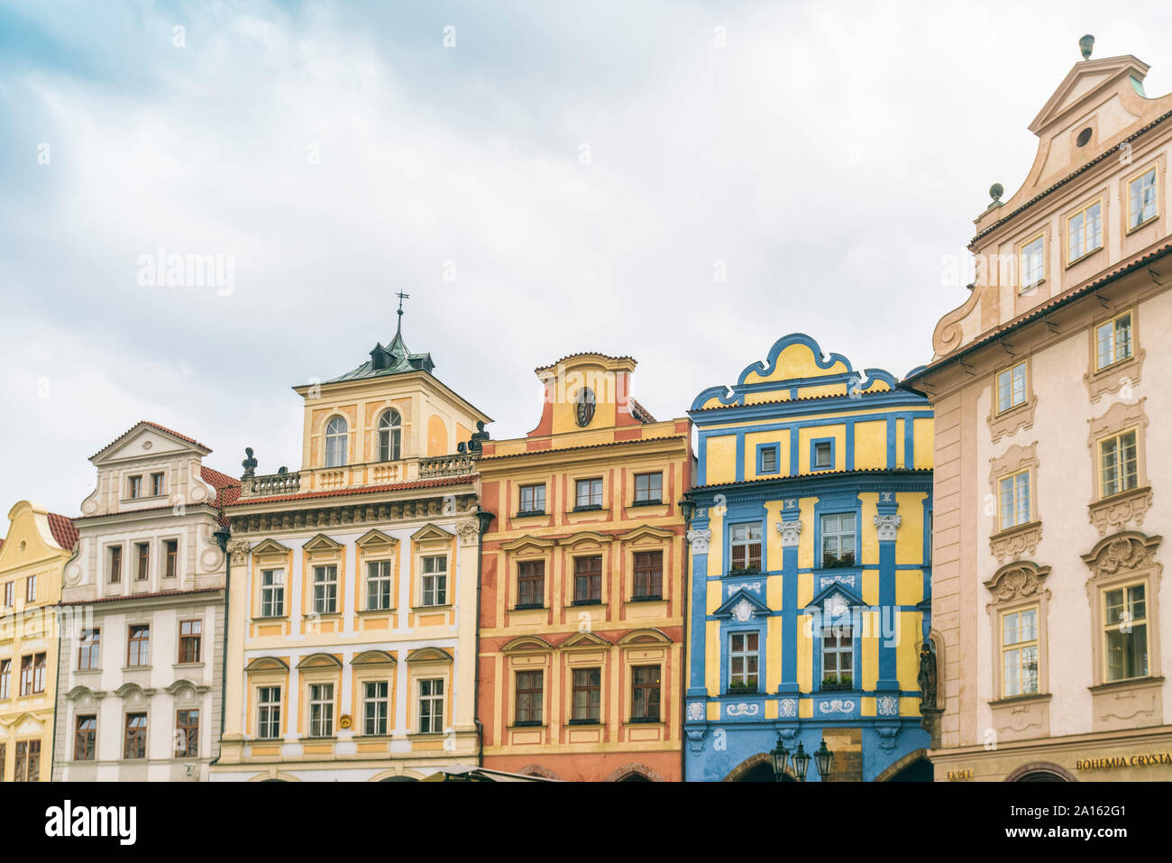 Fila di case di città in Piazza della Città Vecchia di Praga, Repubblica Ceca Foto Stock