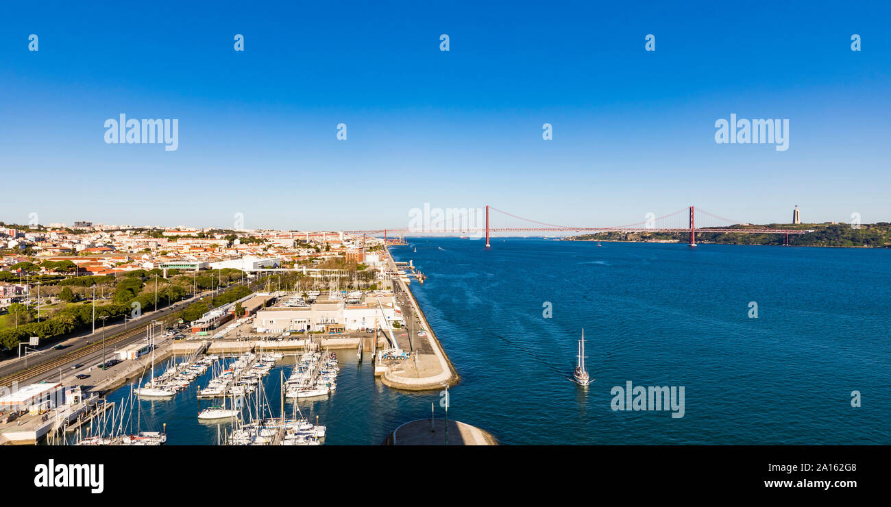 Il Portogallo, Lisbona, Belem, Marina sul fiume Tago e 25 de Abril Bridge Foto Stock