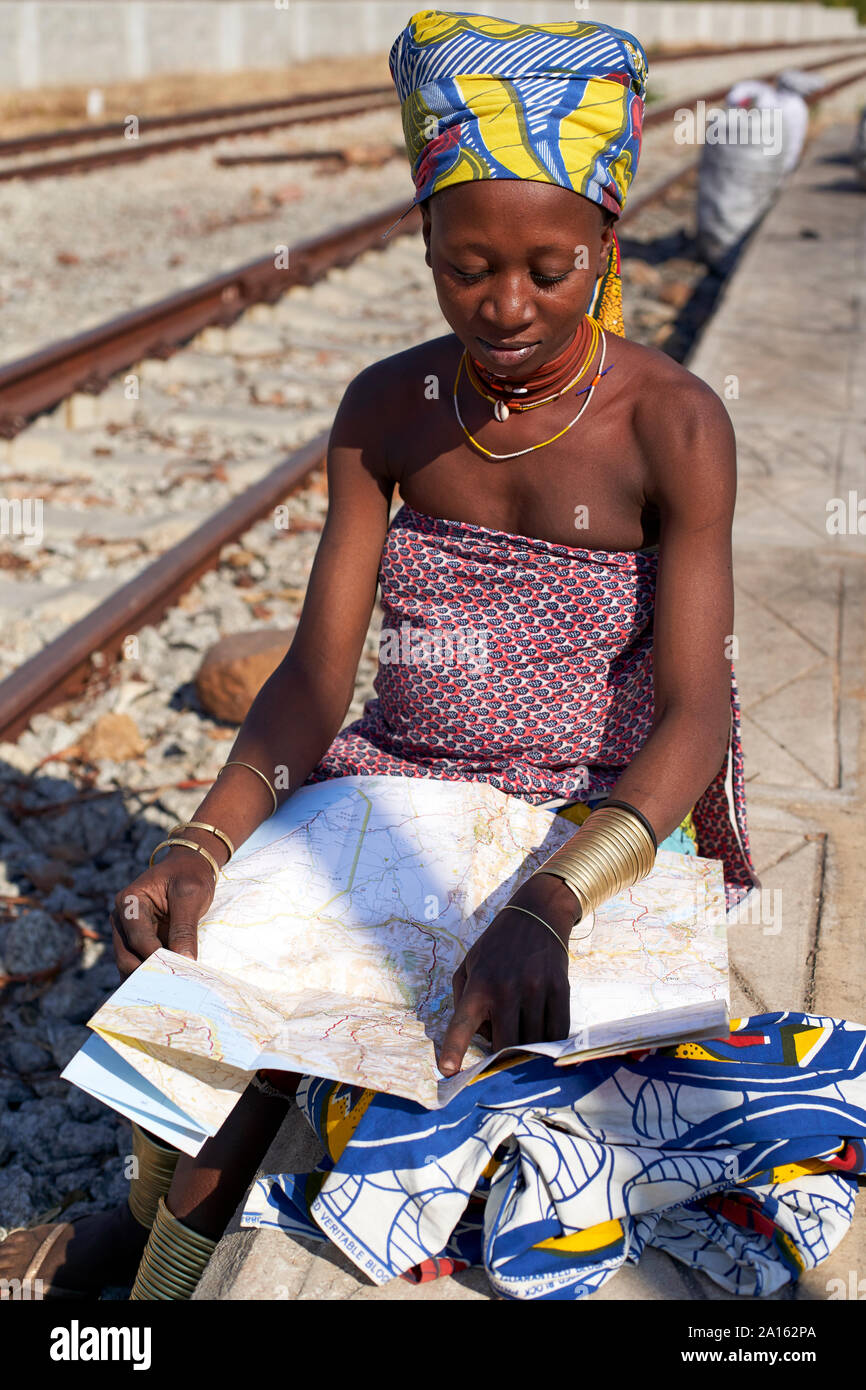Donna Ndengelengo controllare una mappa presso la stazione ferroviaria, La Garganta, Angola. Foto Stock
