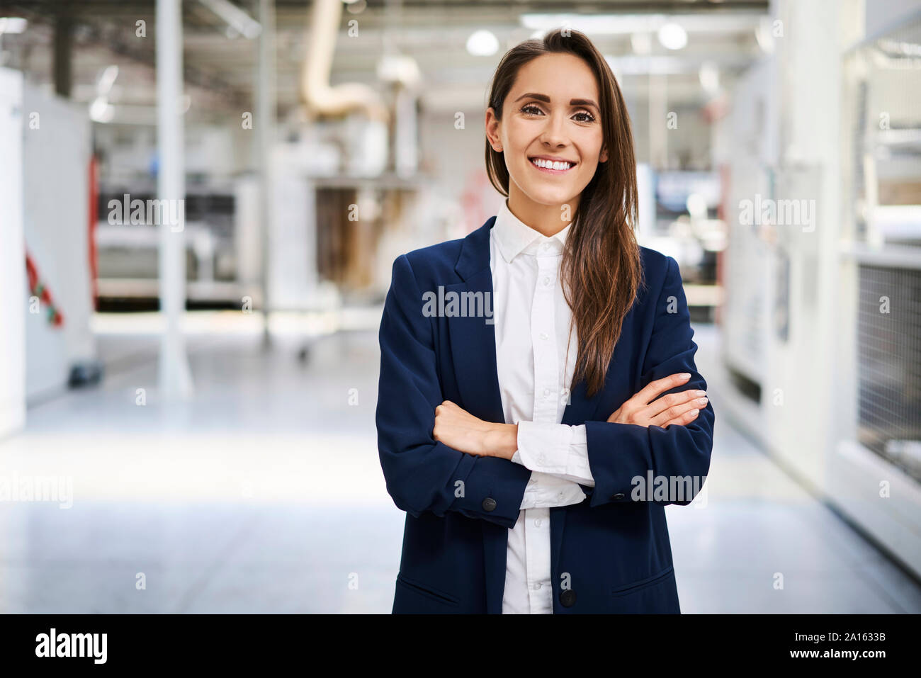 Ritratto di sorridere imprenditrice in una fabbrica Foto Stock