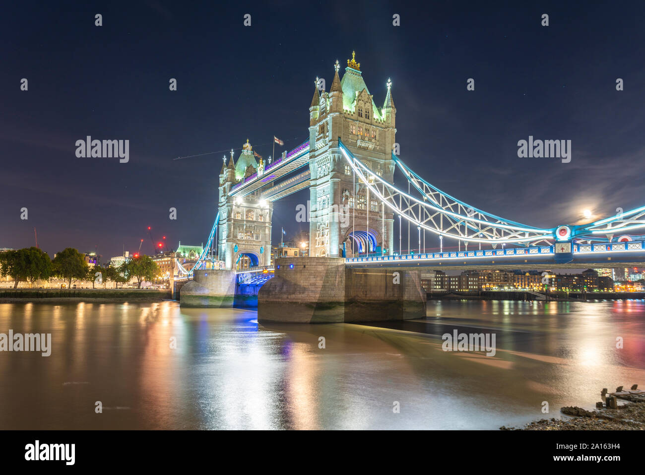 Skyline di Londra City con il Tower Bridge e il fiume Thames, London, Regno Unito Foto Stock
