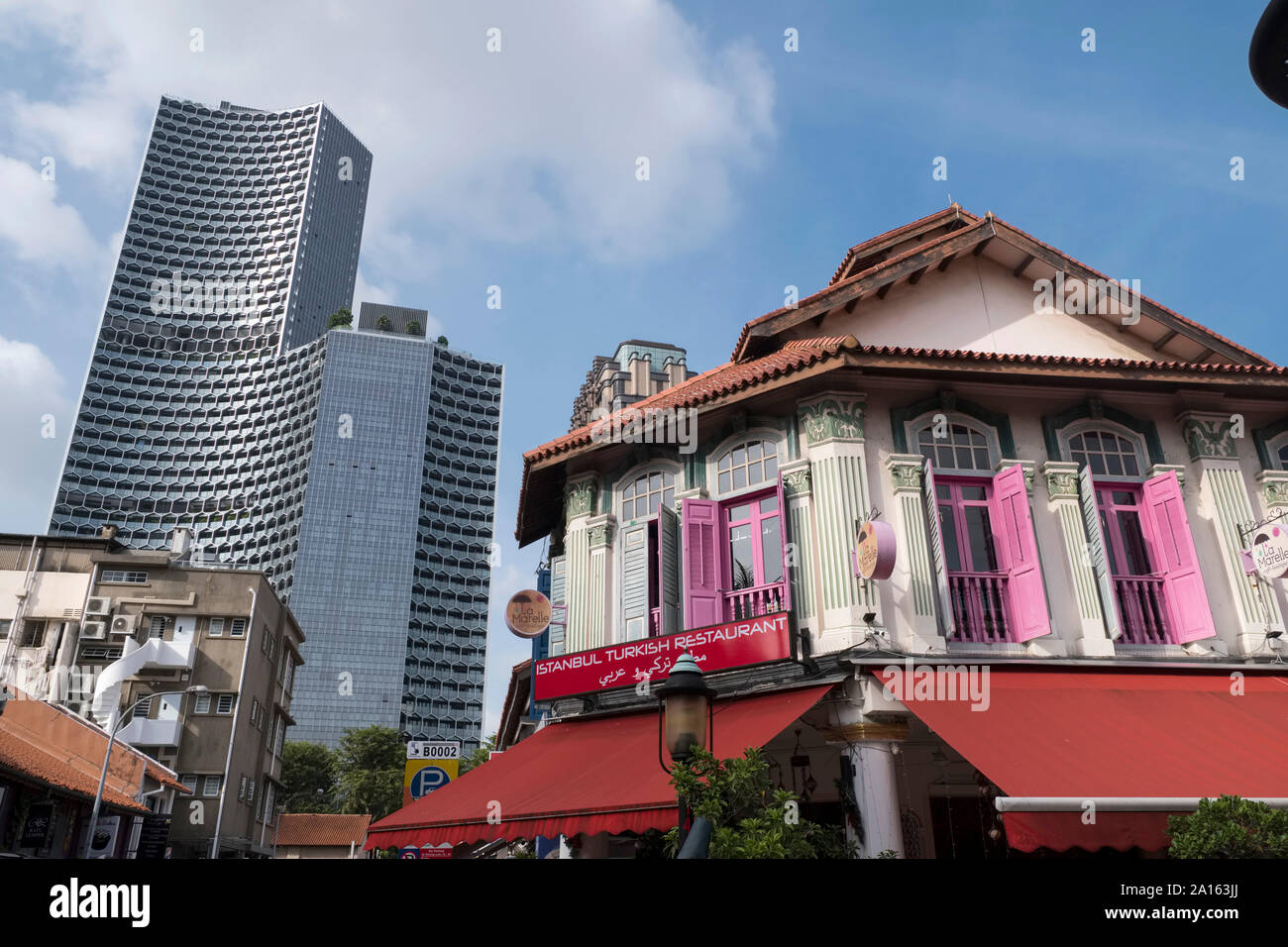 Singapore: il duo torri gemelle (architetto Buro Ole Scheeren) con una casa malese in primo piano nella Bussorah Street, Quartiere Malese di Kamp Foto Stock