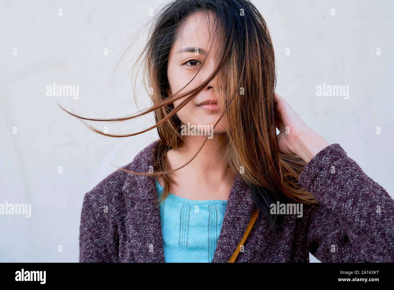 Ritratto di donna con capelli spazzate dal vento Foto Stock