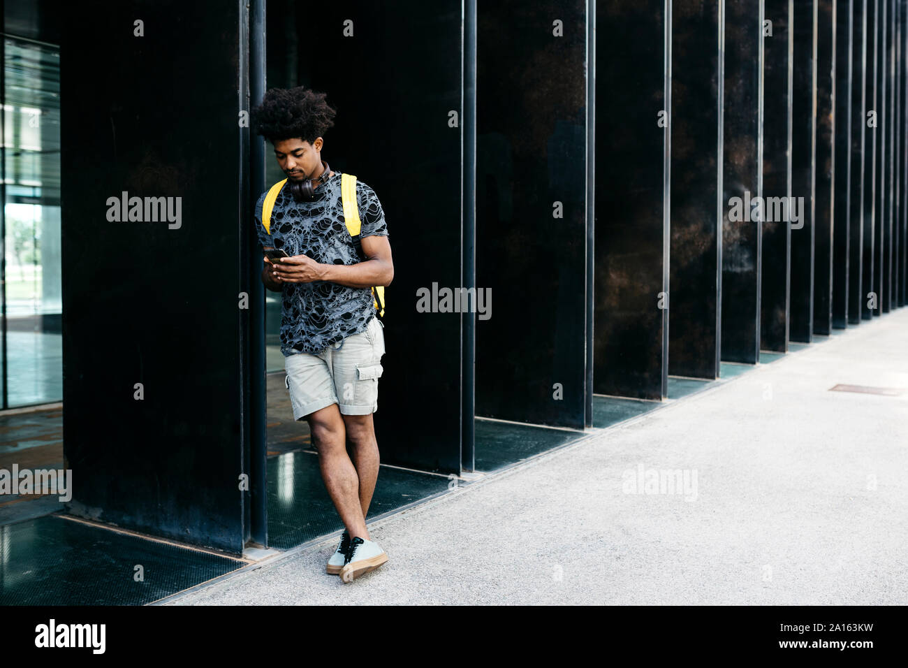 L'uomo utilizza lo smartphone all'aperto, Barcellona, Spagna Foto Stock