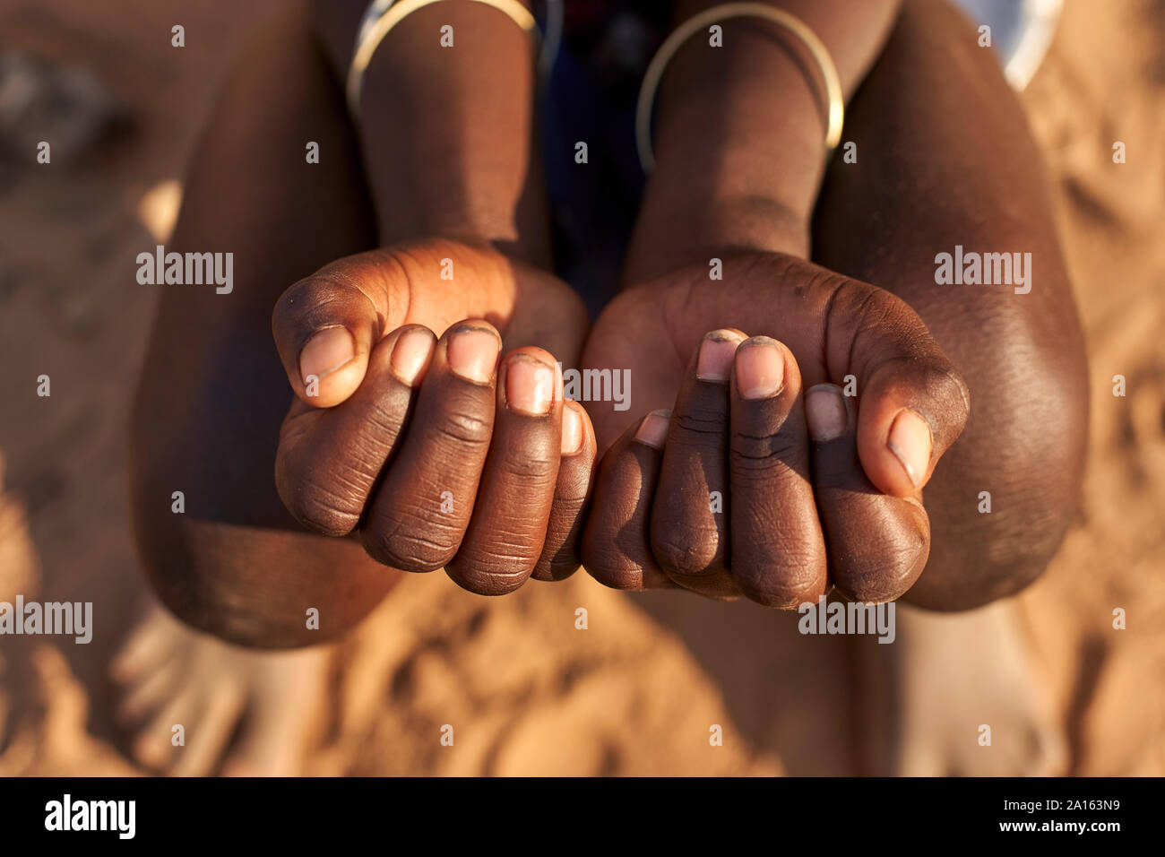 Le mani della donna Mucubal, Mucubal tribù, Tchitundo Hulo, Angola Foto Stock
