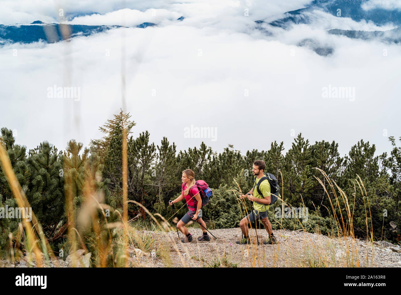 Una giovane coppia in una escursione in montagna, Herzogstand, Baviera, Germania Foto Stock
