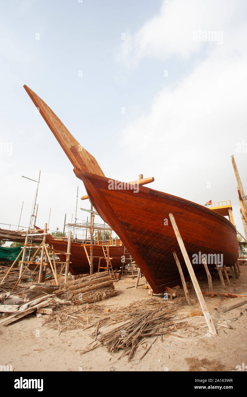 Cantiere Navale, Boatbuilding in spiaggia, Sur, Oman Foto Stock