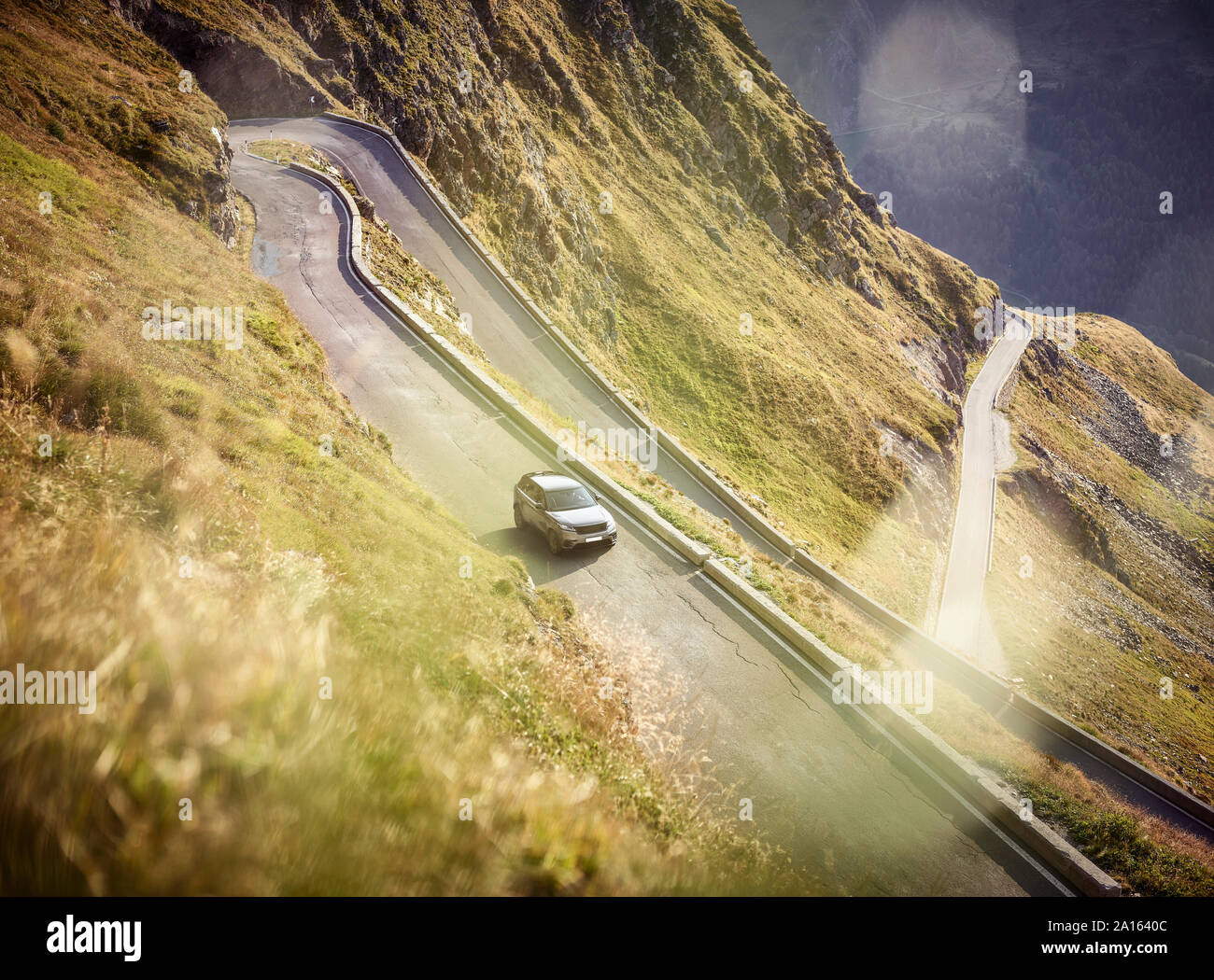 Sport Utility Vehicle sulla grande strada alpina, Passo Rombo, Tirolo, Austria Foto Stock