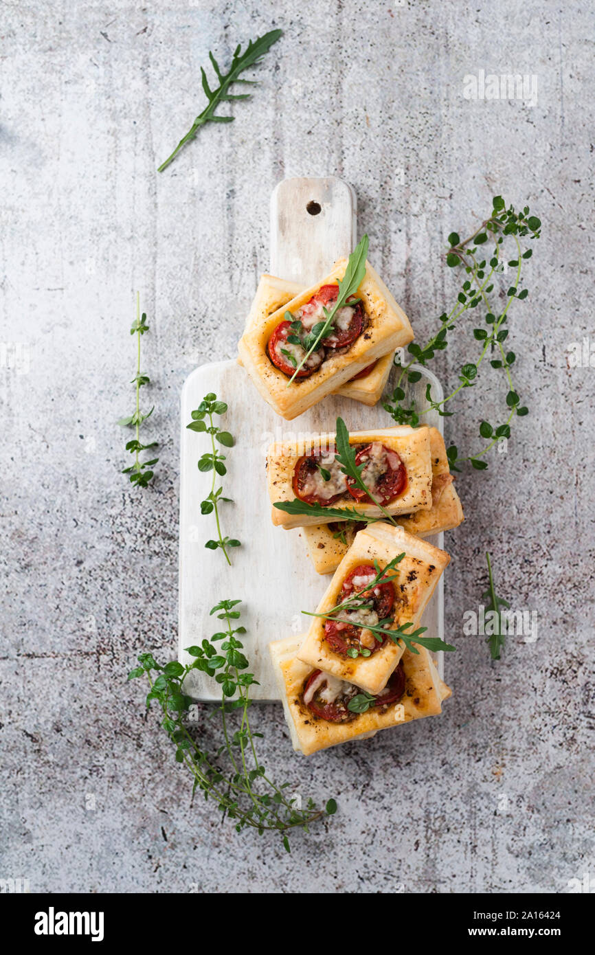 Direttamente sopra vista freschi di pasta sfoglia e erbe oltre il bordo di taglio su cemento Foto Stock