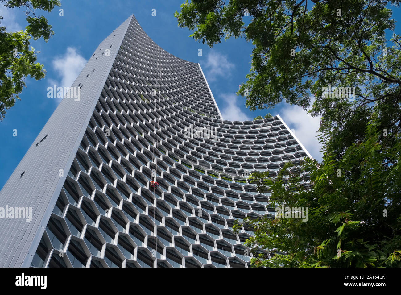 Singapore: il duo torri gemelle (architetto Buro Ole Scheeren). Pulizia Steeplejacks la struttura metallica Foto Stock