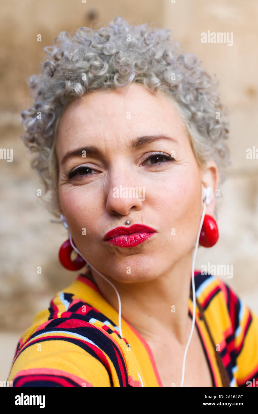 Ritratto di trafitto donna matura con il grigio capelli ricci busbana francese bocca Foto Stock