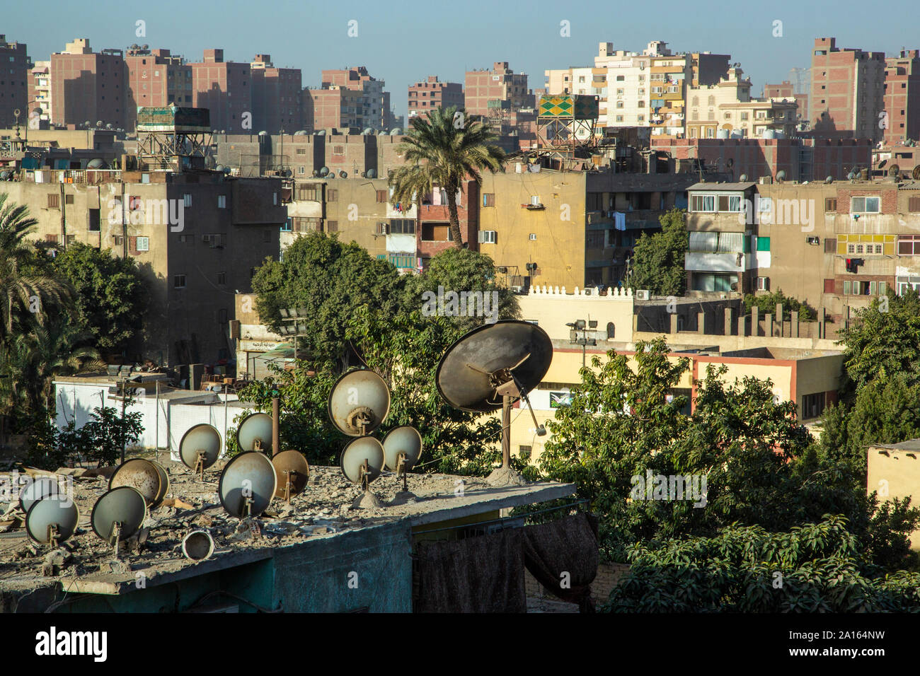 Antenne paraboliche sul tetto in quartiere residenziale Foto Stock