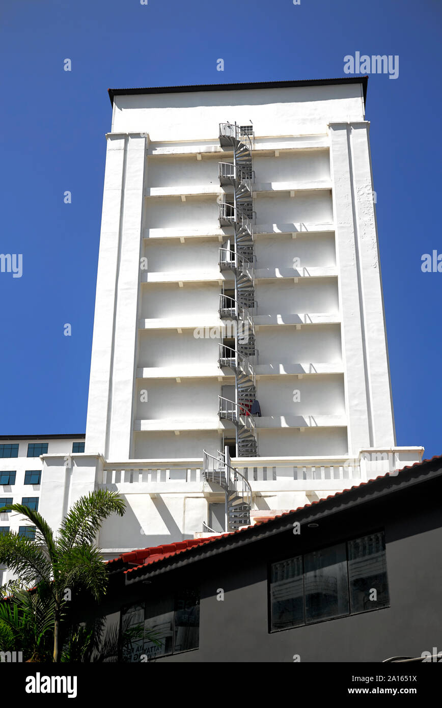 Fire escape su un ripido e alto edificio di appartamenti Foto Stock