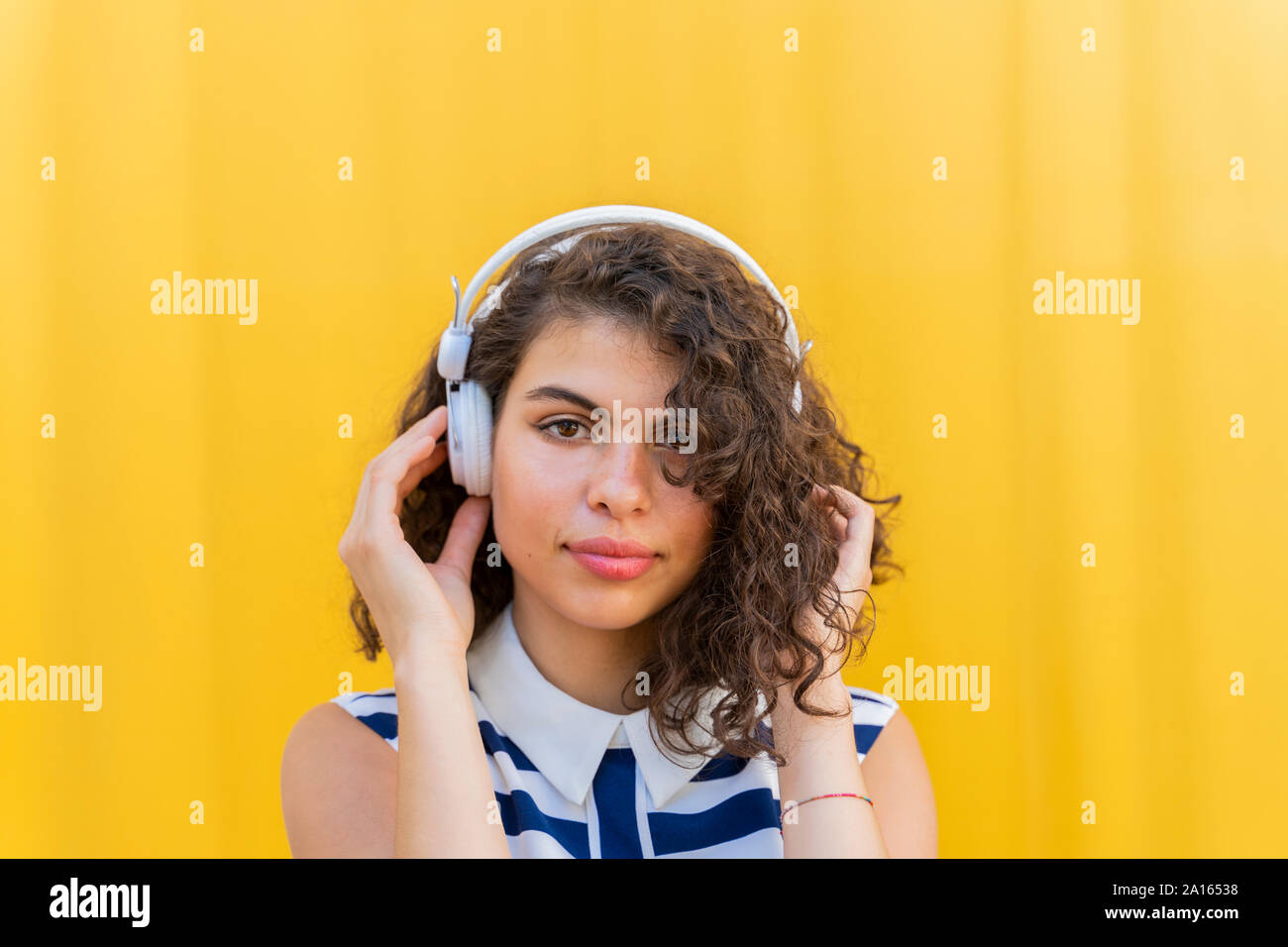 Ritratto di giovane donna con le cuffie Foto Stock
