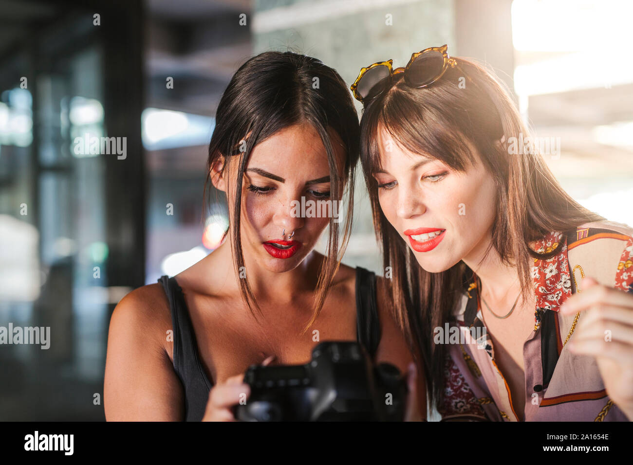 Due giovani donna foto di controllo su una telecamera Foto Stock