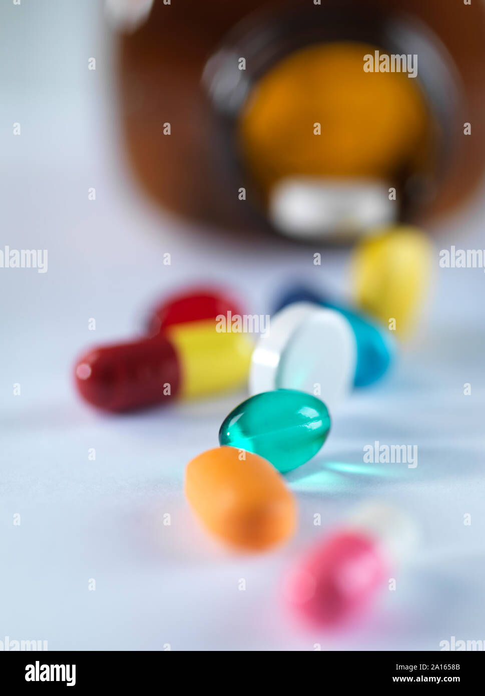 Una varietà di farmaci in caduta da un flacone di farmaco. Foto Stock