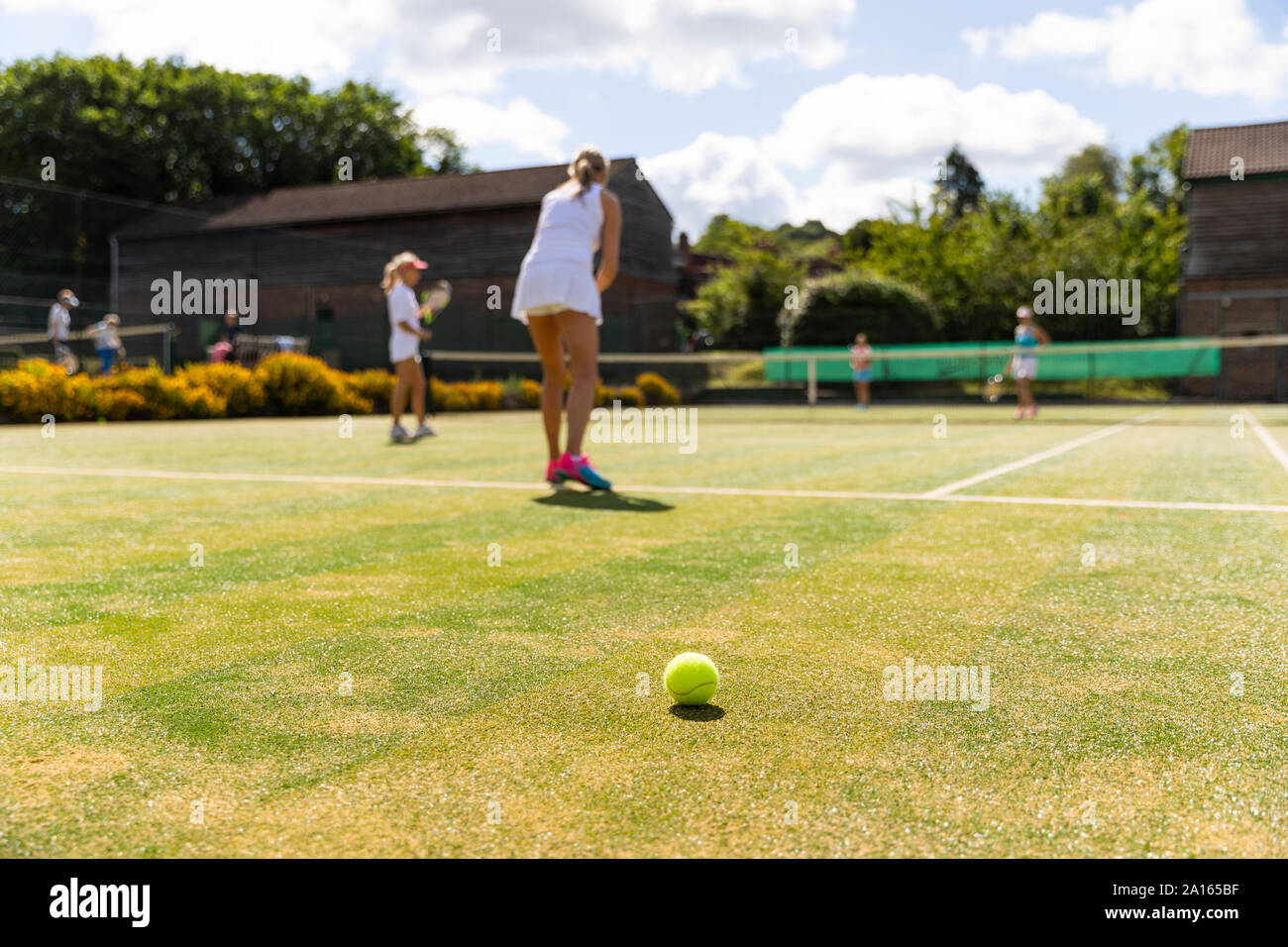 Donne mature durante una partita di tennis su erba corte Foto Stock