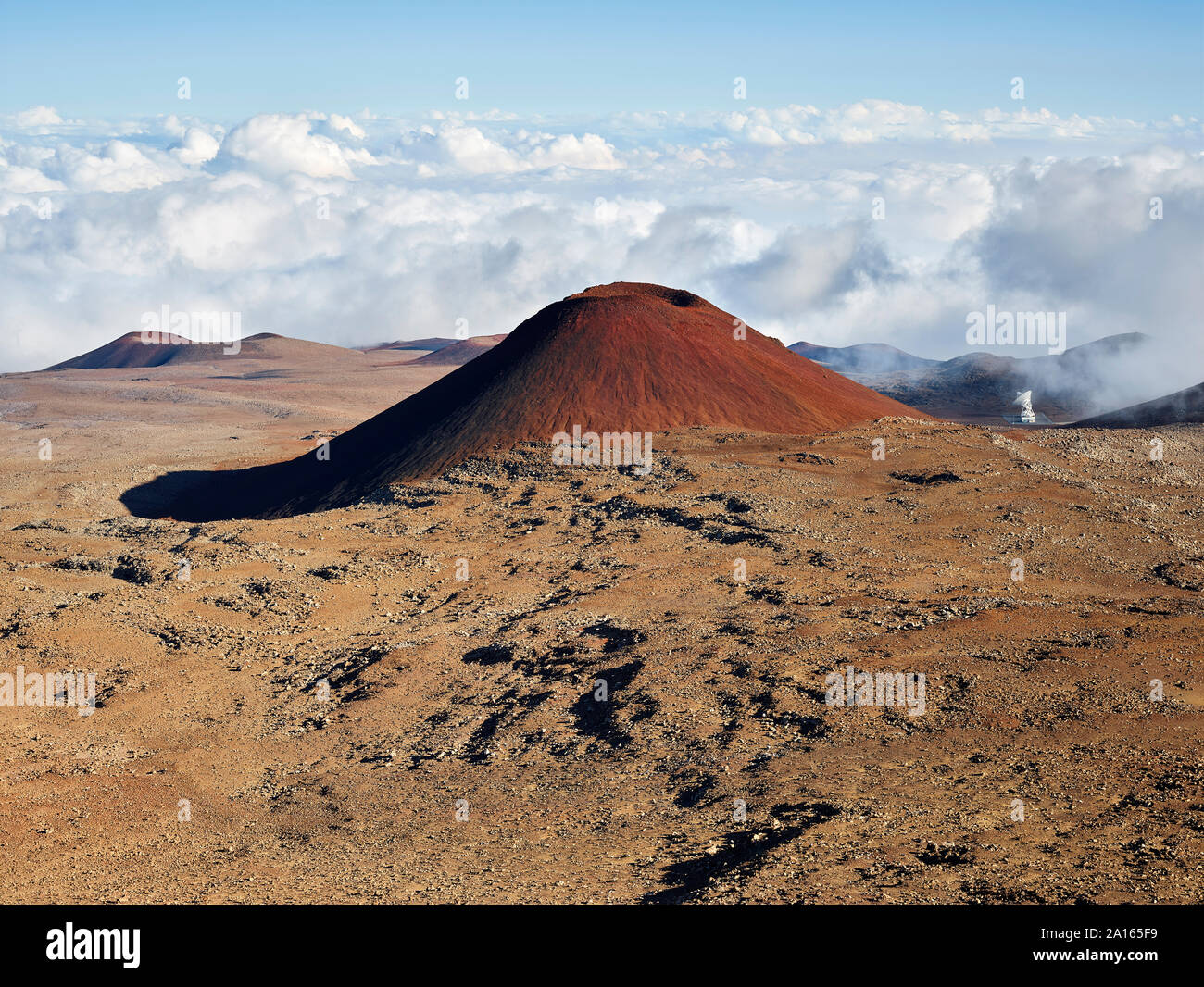 Visione idilliaca di Mauna Kea vulcano contro il cielo nuvoloso Foto Stock