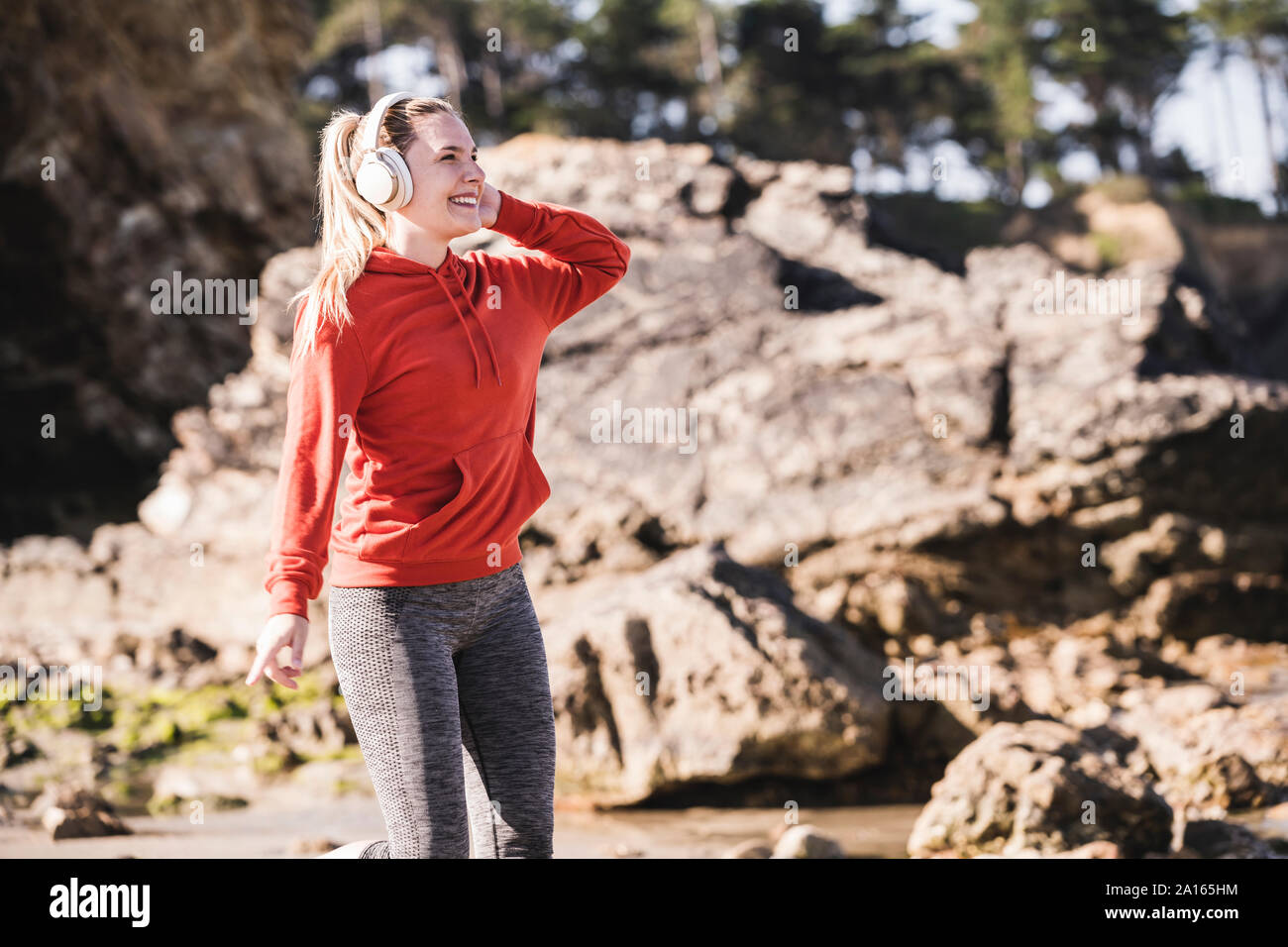 Pareggiatore femmina in spiaggia con le cuffie Foto Stock