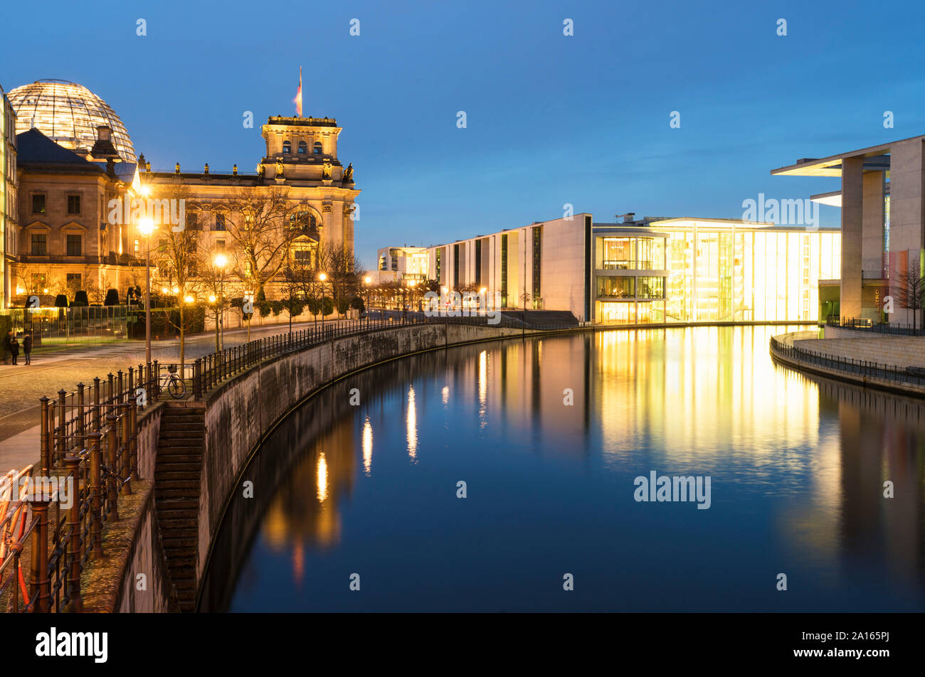 Quartiere governativo di Berlino di notte, Germania Foto Stock