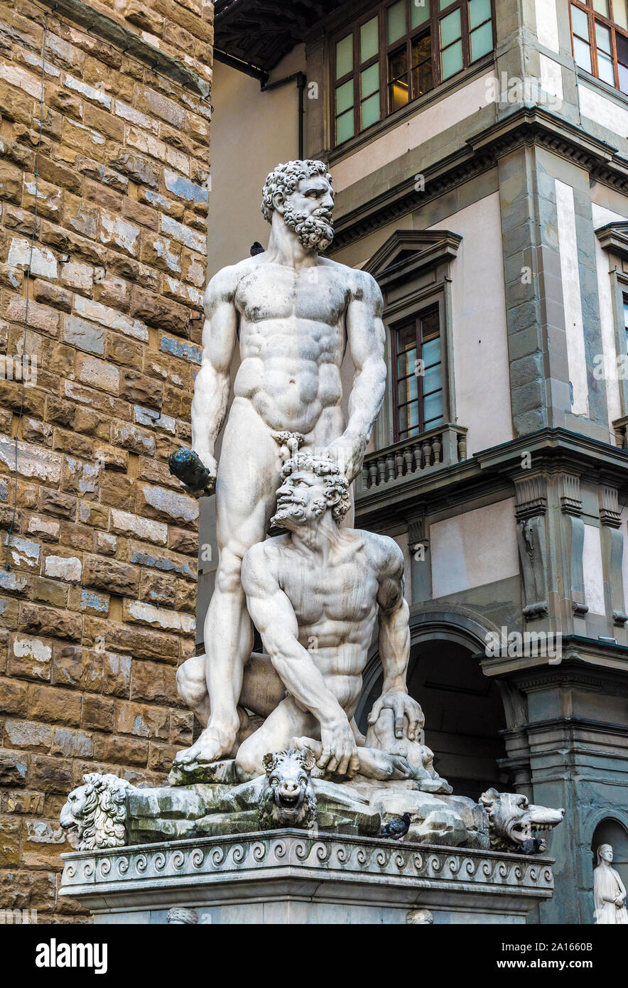 Bianco scultura in marmo di Ercole e Caco di Baccio Bandinelli in piazza della Signoria nella città italiana di firenze Foto Stock