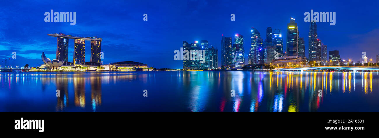 Skyline di Singapore con Marina Bay, Singapore Foto Stock