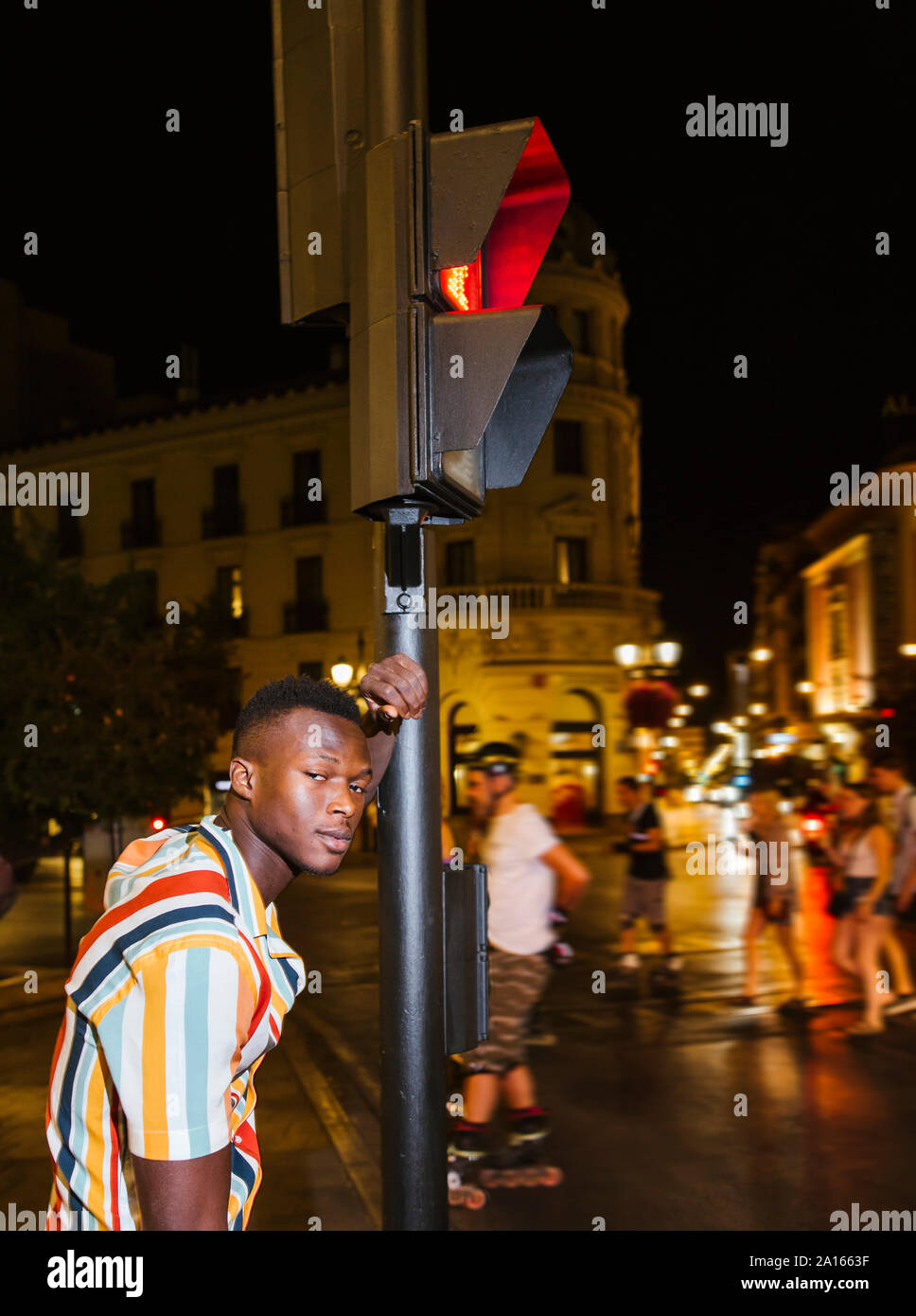 Ritratto di giovane uomo su una strada di notte nella città Foto Stock