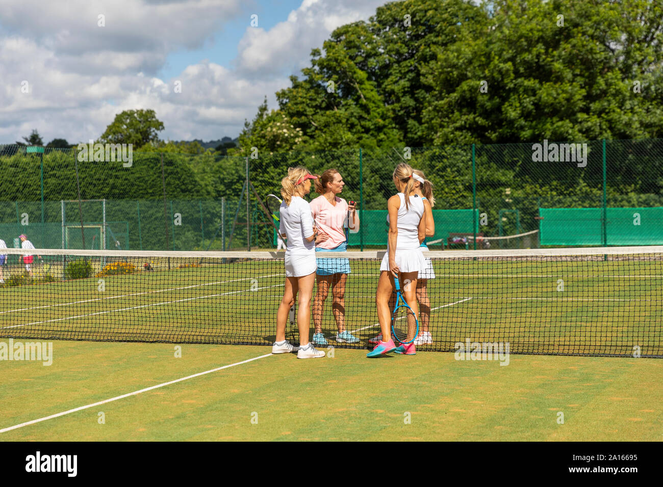 Donne mature la finitura match di tennis su erba corte Foto Stock