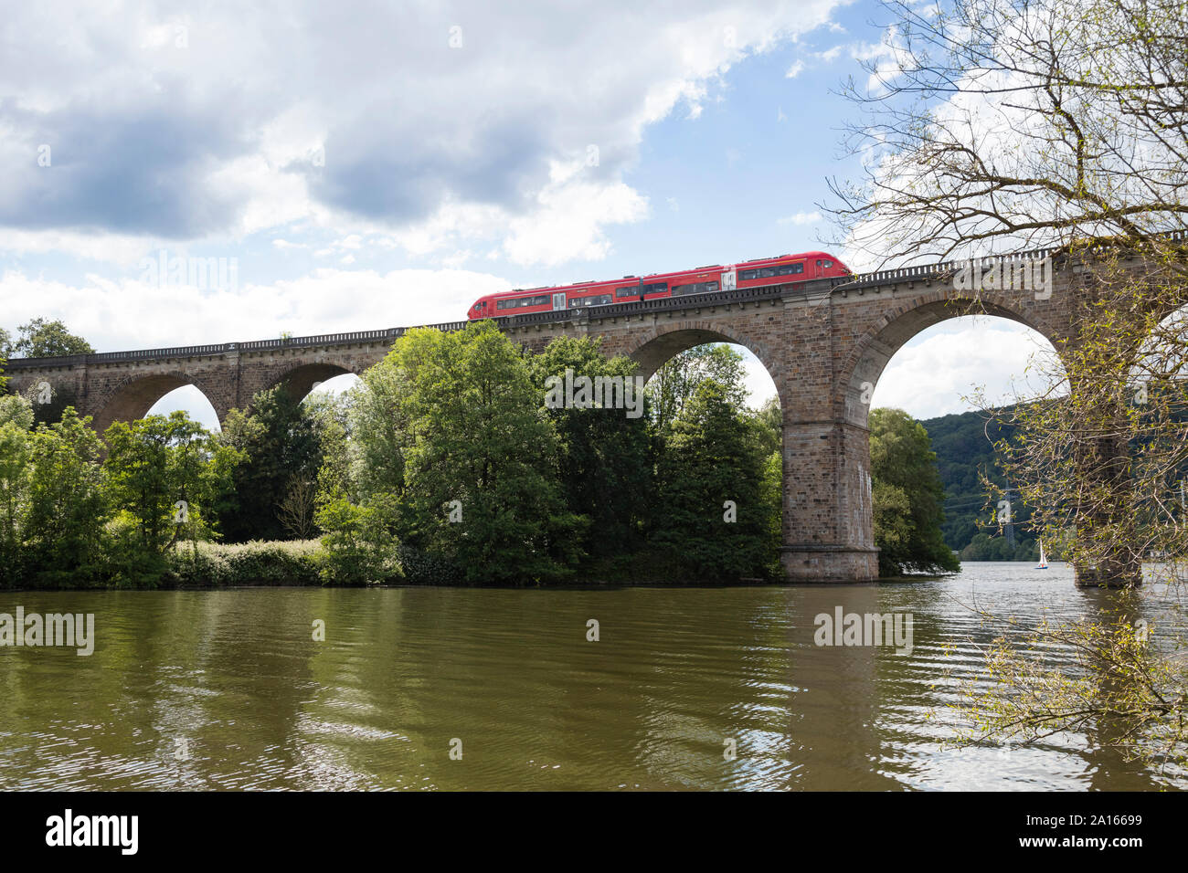 Treno regionale Varcando il fiume Ruhr su un viadotto, Herdecke, Germania Foto Stock
