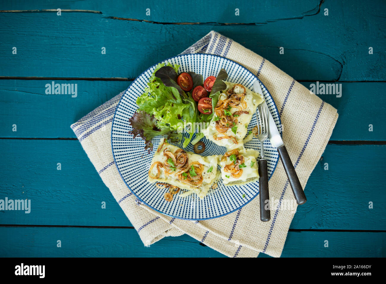 Tasche sveva con cipolle arrosto, formaggi e insalata mista Foto Stock