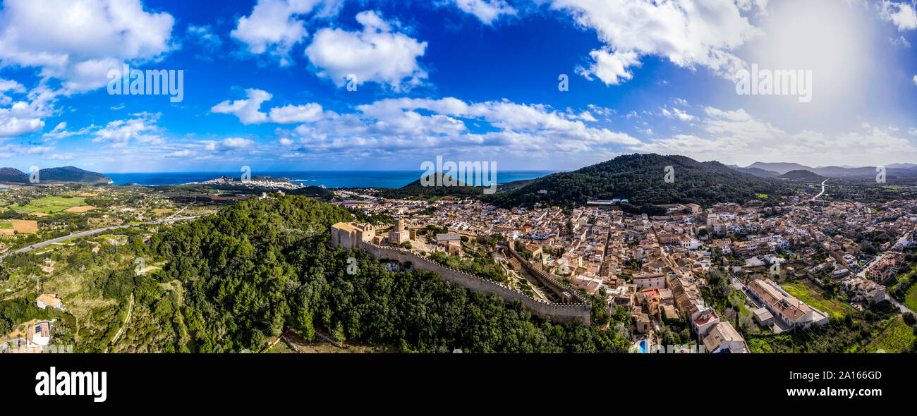 Vista aerea del villaggio dal mare Mediterraneo contro il cielo blu Foto Stock