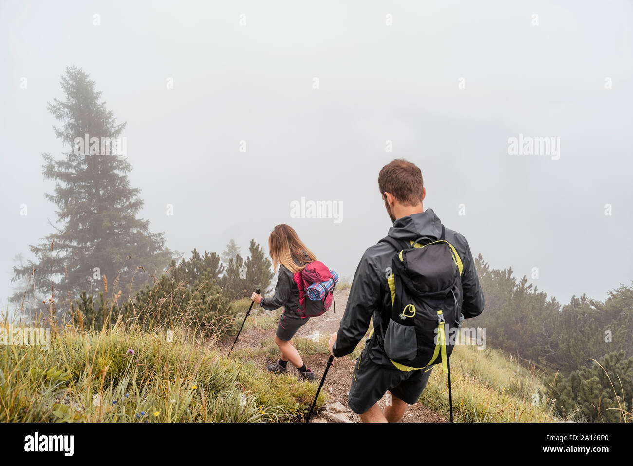 Una giovane coppia in una escursione in montagna, Herzogstand, Baviera, Germania Foto Stock