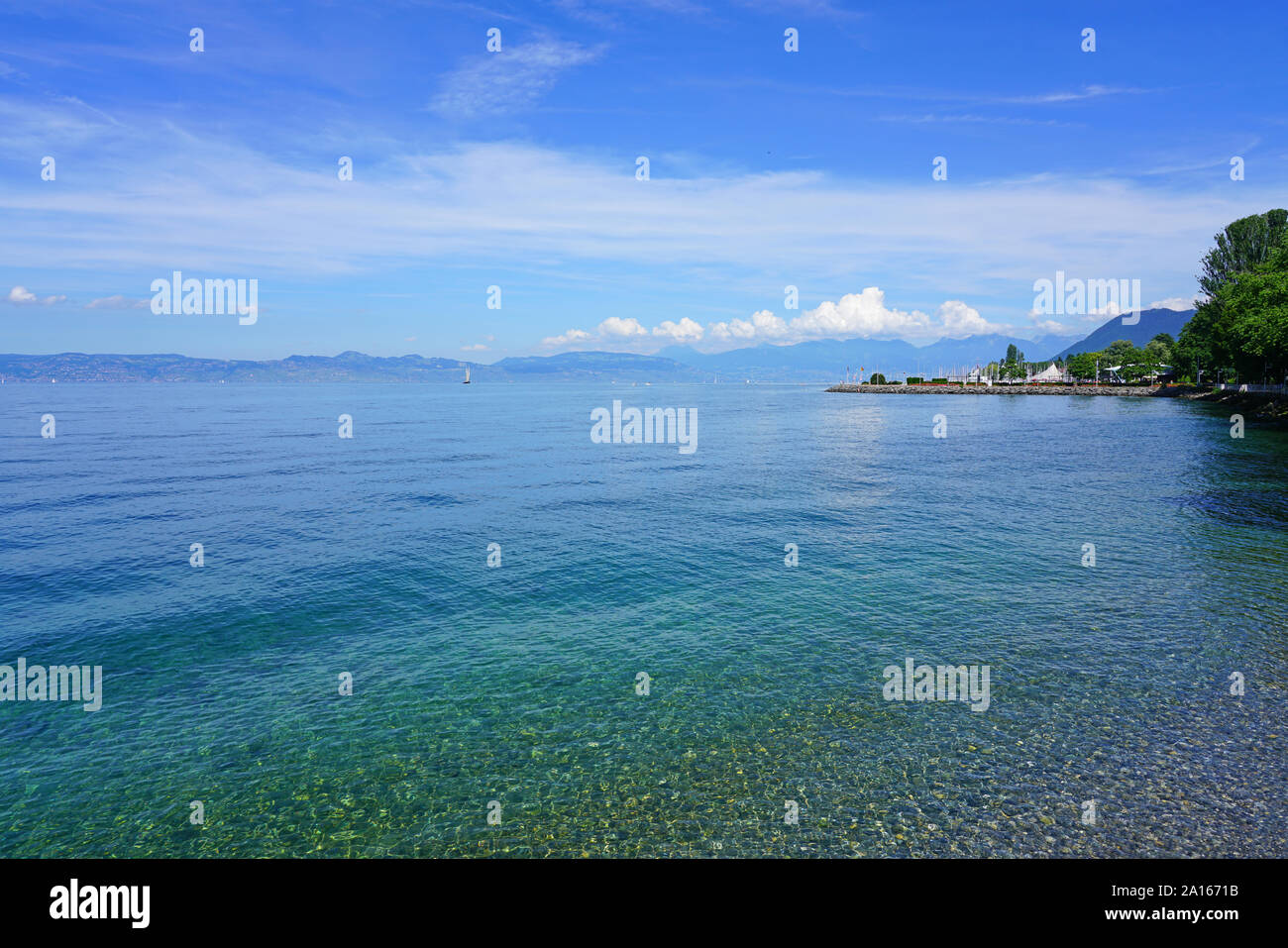 Chiare acque blu del lago di Ginevra (Lac Leman) a Evian-les-Bains, Alta Savoia, Francia Foto Stock