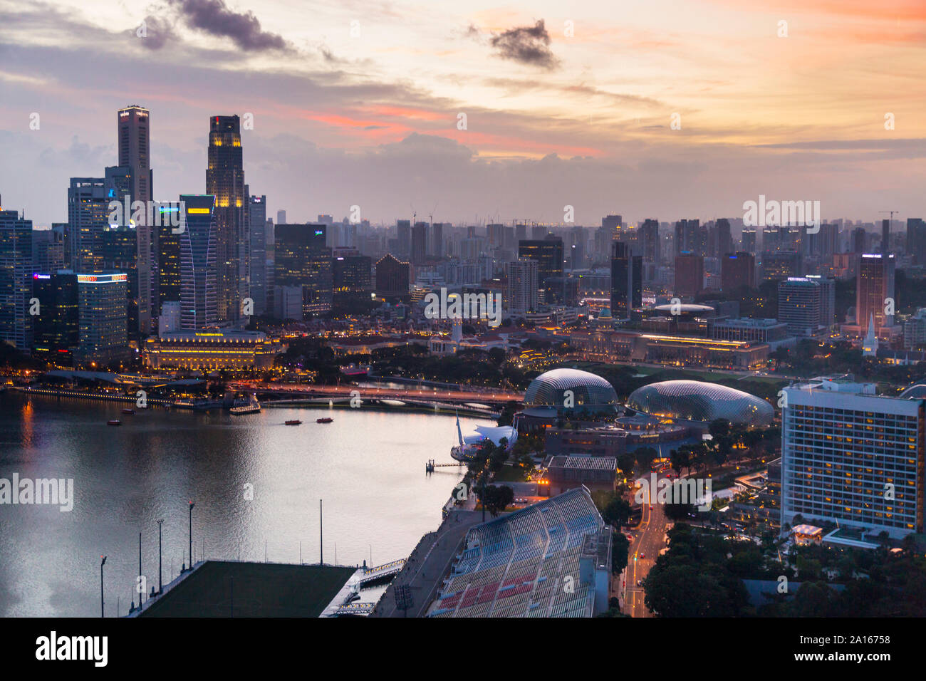 Skyline del Financial District, Esplanade waterfront promenade e Marina Bay, Singapore Foto Stock