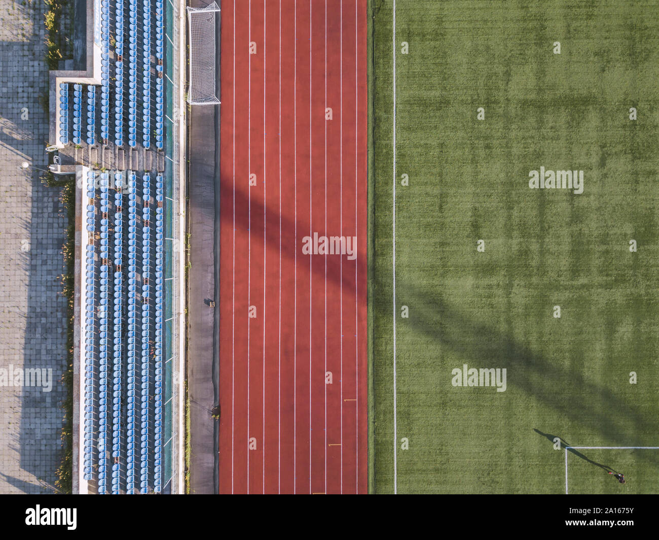 Vista aerea della tribuna, pista e campo di calcio, Tikhvin, Russia Foto Stock