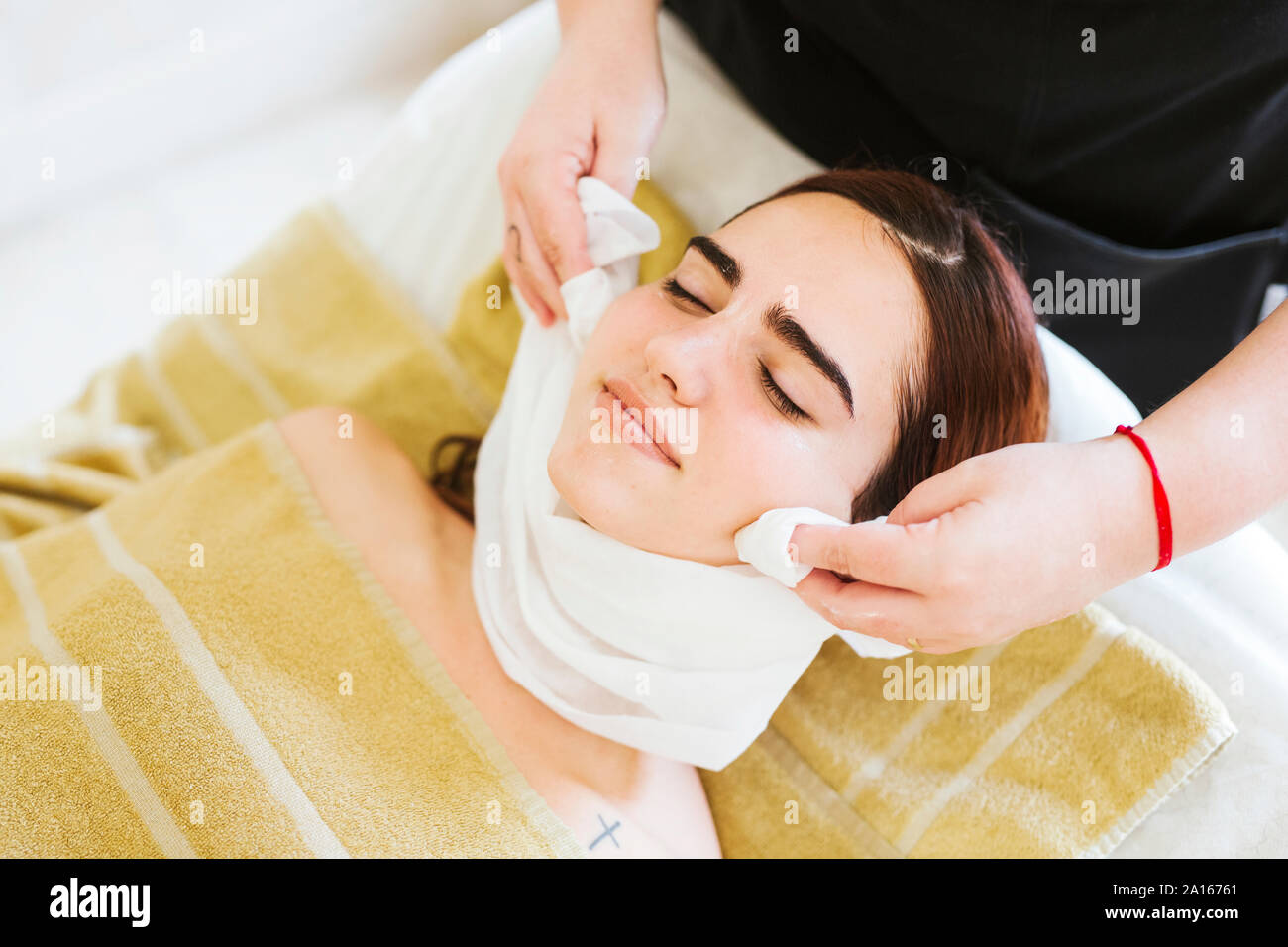 Giovane donna la ricezione del viso trattamento di bellezza in un centro termale Foto Stock