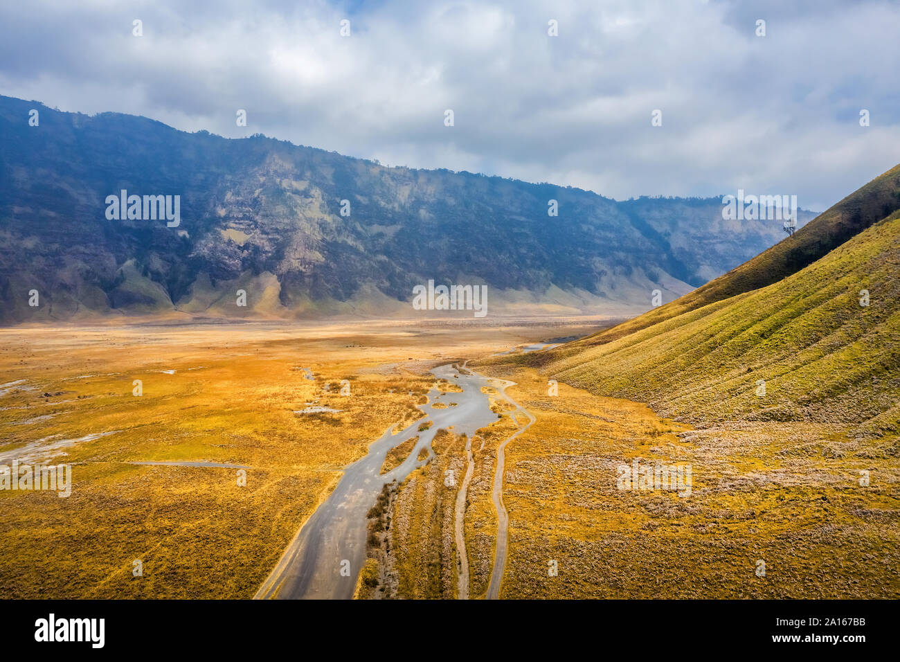Vista aerea di Cemoro Lawang villaggio accanto al Monte Bromo, è un vulcano attivo e parte del massiccio del Tengger, in East Java, Indonesia. Foto Stock