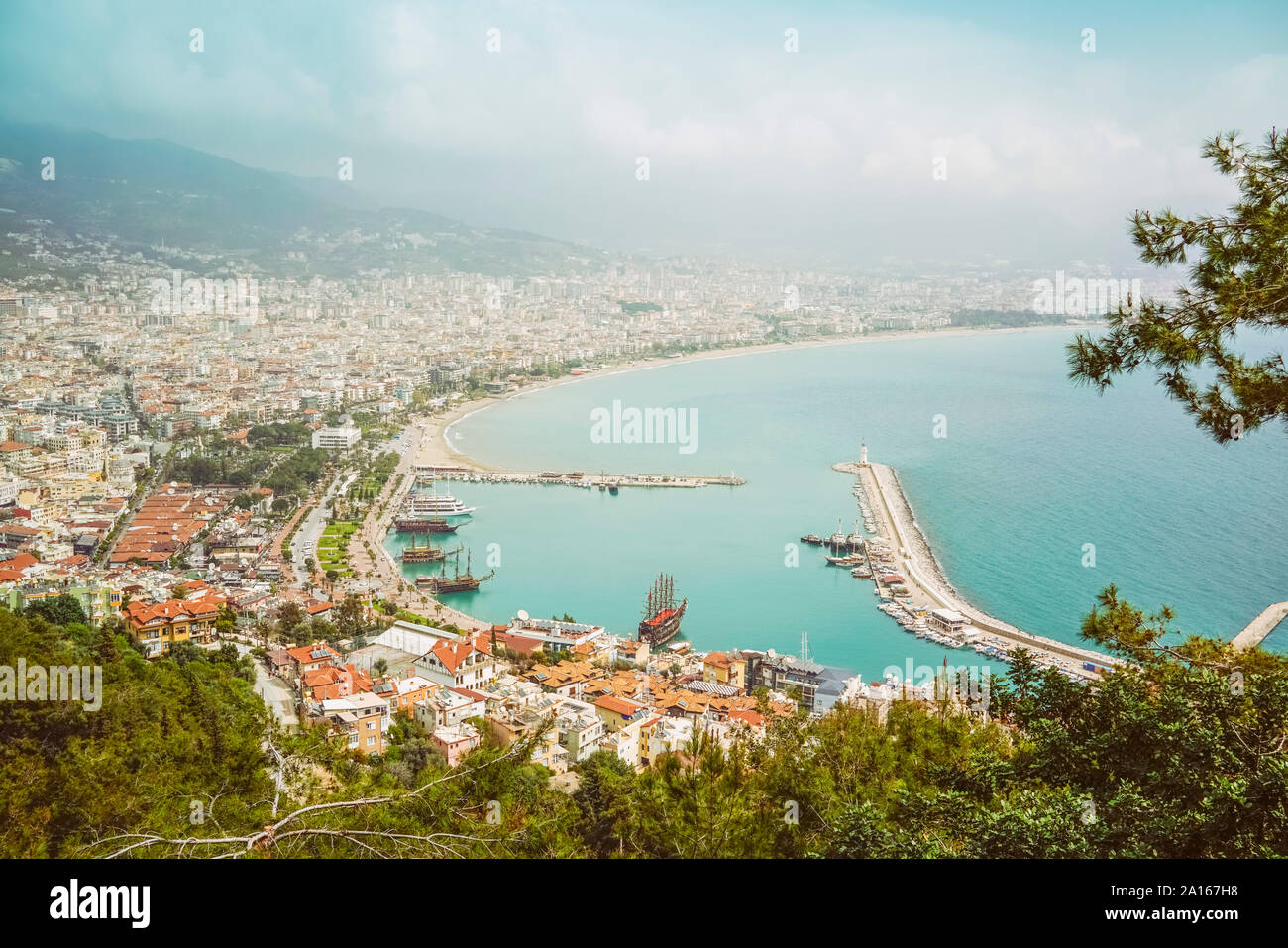 Vista della città di Alanya dal castello in cima alla collina, Alanya, Turchia Foto Stock