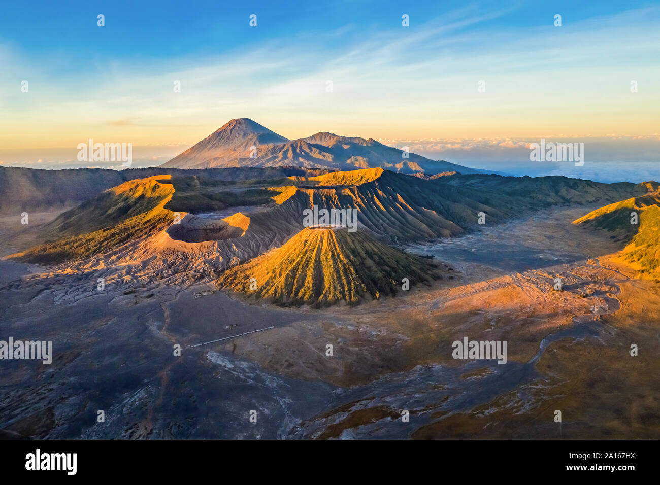 Vista aerea del Monte Bromo, è un vulcano attivo e parte del massiccio del Tengger, in East Java, Indonesia. Famosa destinazione di viaggio backpacker Foto Stock