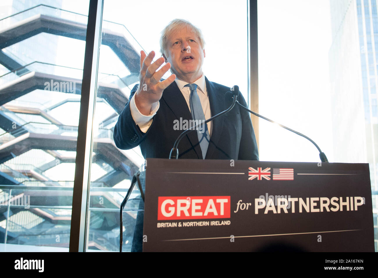 Il primo ministro Boris Johnson rivolgendosi a noi i responsabili aziendali presso i cantieri di Hudson in New York dopo i giudici della Corte suprema di Londra ha stabilito che il Primo Ministro Boris Johnson consigli alla regina di sospendere il Parlamento per cinque settimane era illegittima. Foto Stock